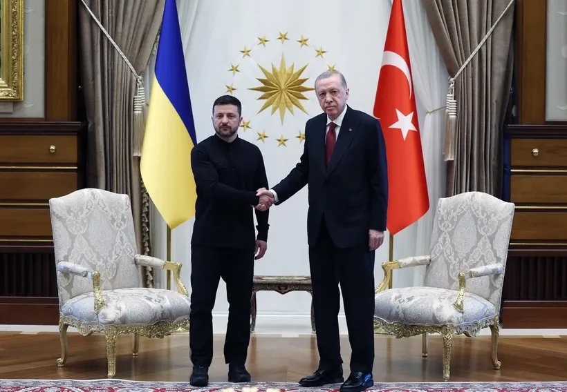 Tổng thống Thổ Nhĩ Kỳ Recep Tayyip Erdogan (phải) trong cuộc gặp người đồng cấp Ukraine Volodymyr Zelensky tại Ankara, ngày 15/5/2025. Ảnh: THX/TTXVN