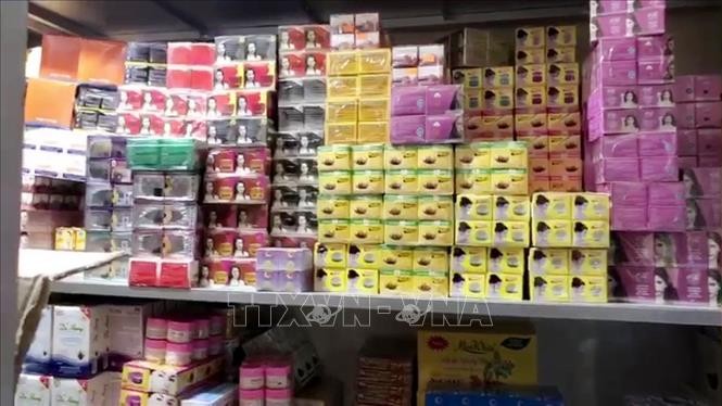 Số lượng lớn mỹ phẩm không rõ nguồn gốc bị lực lượng chức năng tạm giữ. 