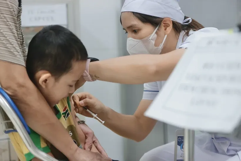 Nhân viên y tế tiêm vaccine phòng sởi cho trẻ trong độ tuổi. Ảnh: Minh Quyết/TTXVN