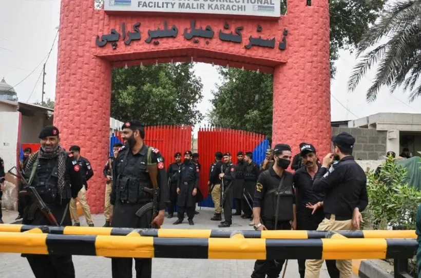 Các quan chức an ninh canh gác nhà tù Malir ở Karachi, Pakistan. Nguồn: AP