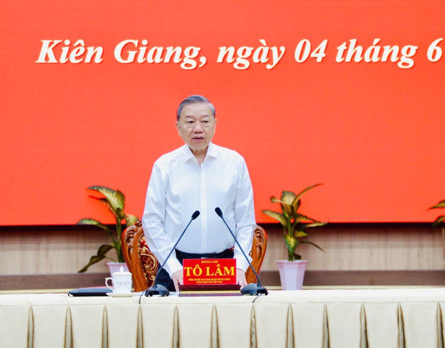 Tổng Bí thư nhấn mạnh, sự kết hợp giữa An Giang và Kiên Giang sẽ tạo nên một trục phát triển “núi - đồng bằng - biên giới - biển đảo,” tích hợp giữa kinh tế biên giới và kinh tế biển. Ảnh: VGP/LS