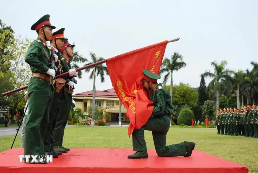 Chiến sỹ mới của Lữ đoàn 113 đặc công hôn Lá cờ Quyết thắng của đơn vị trong lễ tuyên thệ. Ảnh: Trọng Đức/TTXVN