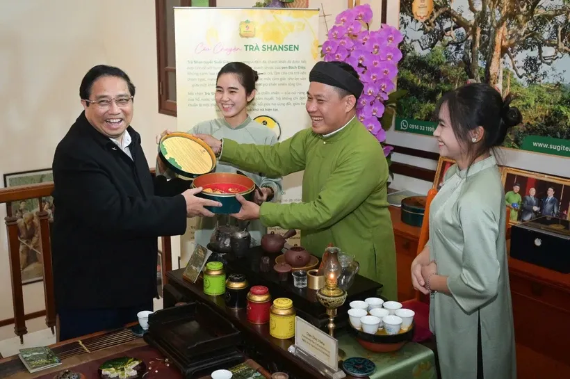 Nghệ nhân Đào Đức Hiếu phục vụ trà Thủ tướng Phạm Minh Chính tại hội nghị tổng kết ngành nông nghiệp năm 2024.
