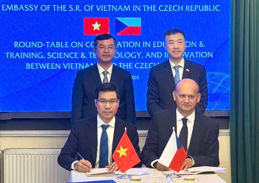 Ông Trần Trọng Đạo - Hiệu trưởng Trường Đại học Tôn Đức Thắng và ông Milan Adámek, Hiệu trưởng Tomas Bata University ký kết hợp tác. 