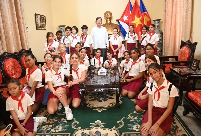 Học sinh Trường Tiểu học Võ Thị Thắng thăm phòng Khánh tiết, nơi Đại sứ Việt Nam tiếp các đoàn khách quốc tế và bạn bè Cuba. Ảnh: Việt Hùng/TTXVN