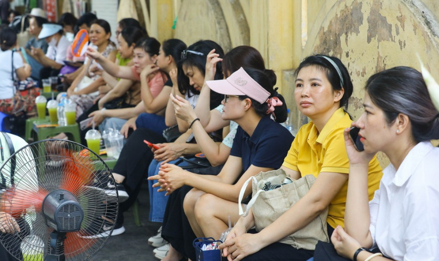 Bên ngoài điểm thi trường THPT Chu Văn An, nhiều phụ huynh hồi hộp chờ con