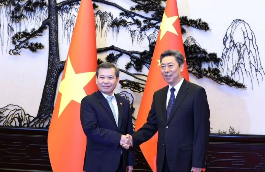 Chánh án Tòa án nhân dân tối cao Việt Nam Lê Minh Trí chào xã giao Bí thư Ủy ban chính pháp Trung ương Đảng Cộng sản Trung Quốc Trần Văn Thanh.