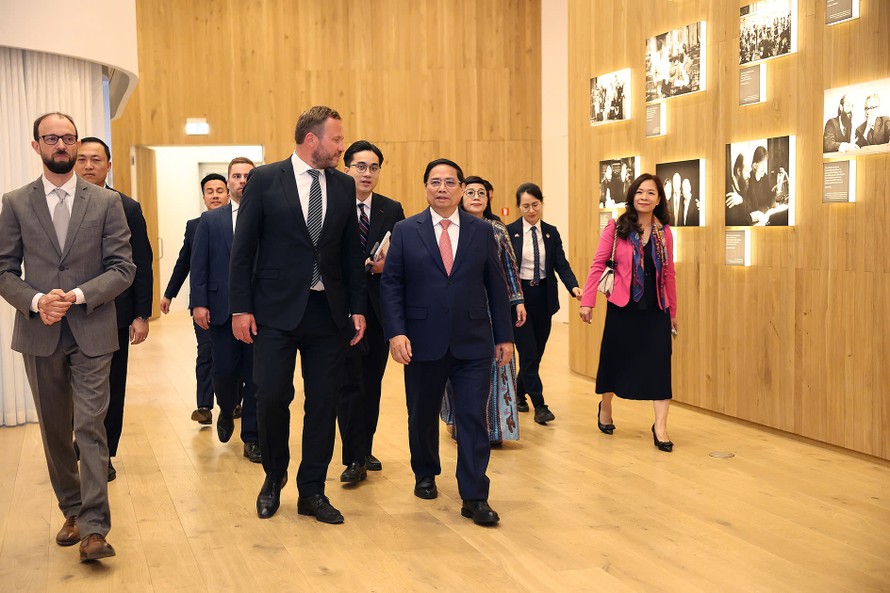 Thủ tướng Phạm Minh Chính và Phu nhân nghe giới thiệu về nhà soạn nhạc cổ điển người Estonia Arvo Pärt. Ảnh: Dương Giang/TTXVN