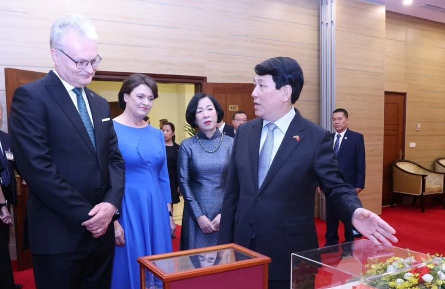 Chủ tịch nước Lương Cường và Phu nhân trao tặng phẩm chào mừng Tổng thống Litva Gitanas Nauseda và Phu nhân thăm chính thức Việt Nam. 