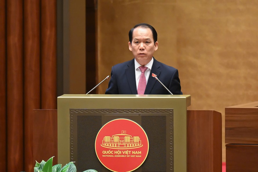 Chủ nhiệm Ủy ban Pháp luật và Tư pháp của Quốc hội Hoàng Thanh Tùng - Đại diện Ủy ban dự thảo sửa đổi, bổ sung một số điều của Hiến pháp năm 2013 trình bày Báo cáo giải trình, tiếp thu ý kiến về sửa đổi, bổ sung một số điều của Hiến pháp năm 2013. 