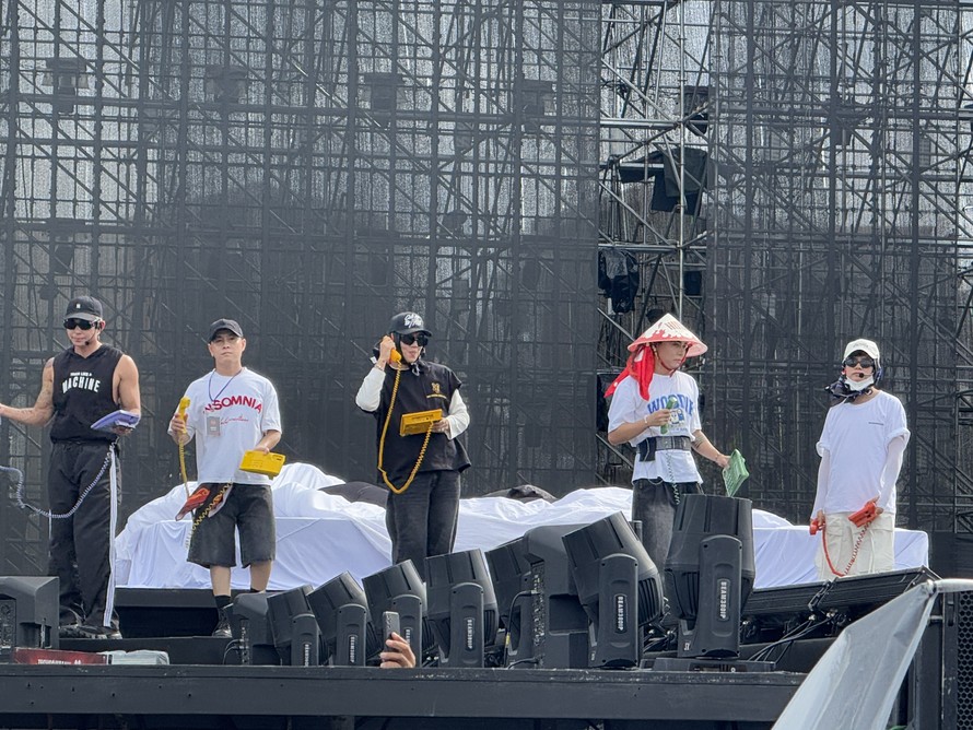 Dàn anh tài "vượt chông gai" tổng duyệt dưới trời nắng nóng. 