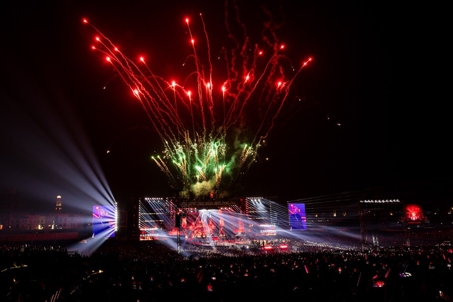 Hệ thống âm thanh, ánh sáng trong concert được đầu tư khủng. 