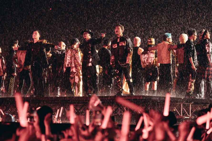 Các anh tài và khán giả hòa mình vào cơn mưa lớn trong ca khúc "Hỏa ca" mở màn