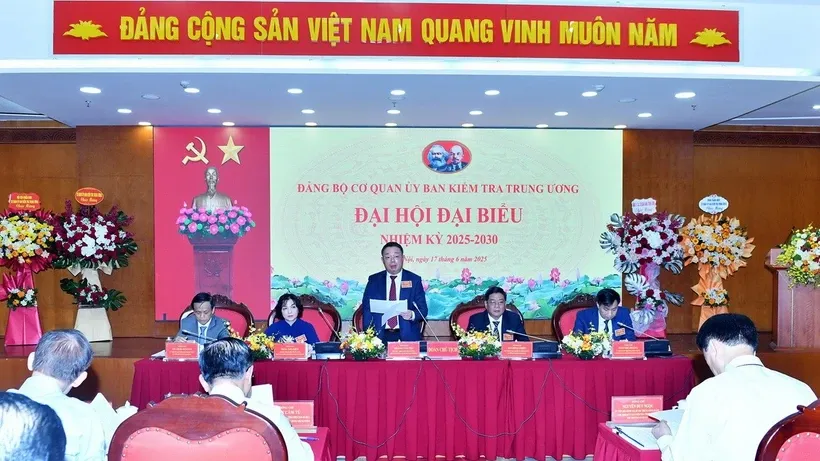 Đoàn Chủ tịch điều hành Đại hội. 