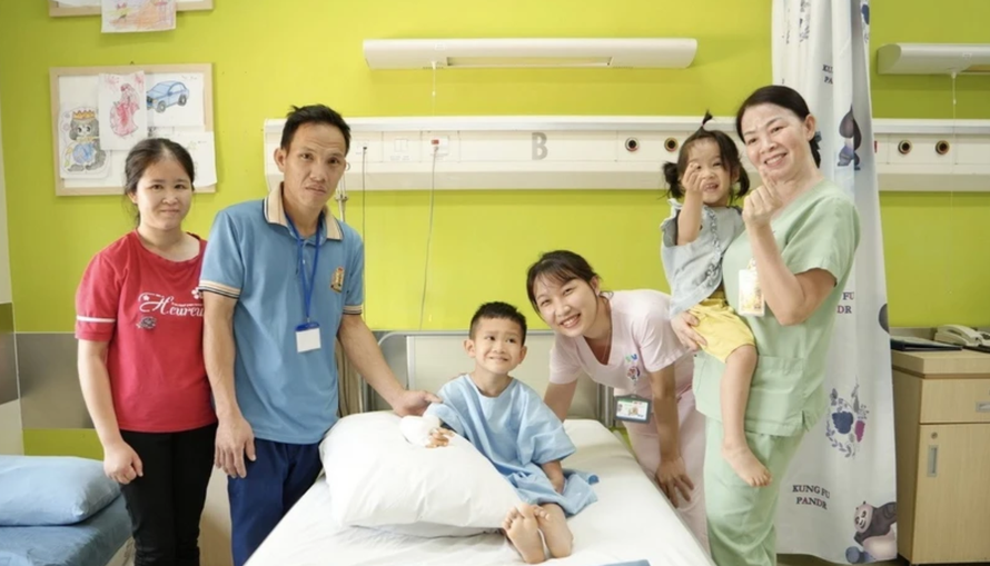 Niềm vui của gia đình bé Lê Duy Quang (11 tuổi, ngụ tỉnh Hà Tĩnh) sau phẫu thuật lần 1.