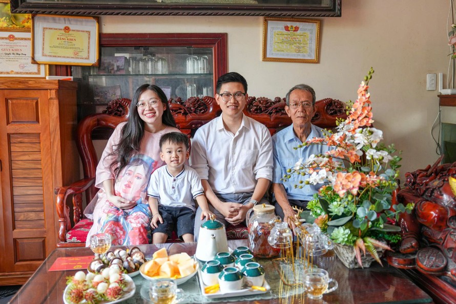 Gia đình anh Nguyễn Bá Quyền trúng xe VF 3 ngay trước khi đón thành viên mới