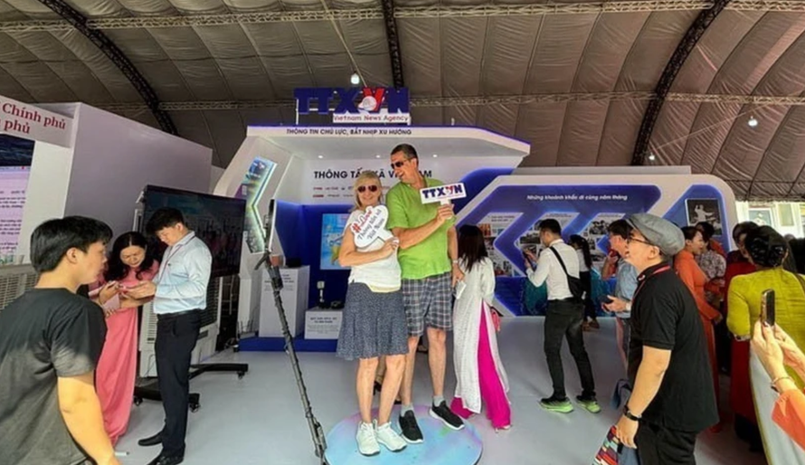 Bắt nhịp xu hướng phát triển của báo chí truyền thông số, TTXVN giới thiệu ứng dụng công nghệ "check in 360 Photo Booth" độc đáo, khách tham quan có thể sử dụng đoạn video đưa lên các nền tảng mạng xã hội, đánh dấu một trải nghiệm thú vị tại Hội Báo toàn quốc 2024. Ảnh minh họa