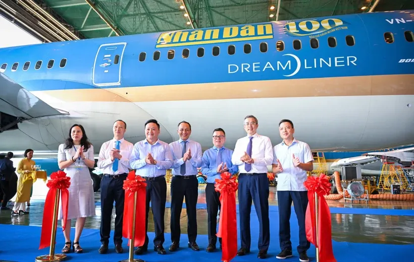 Lãnh đạo Báo Nhân Dân và Vietnam Airlines tại sự kiện ra mắt chiếc máy bay mang biểu trưng 100 năm Báo chí Cách mạng Việt Nam