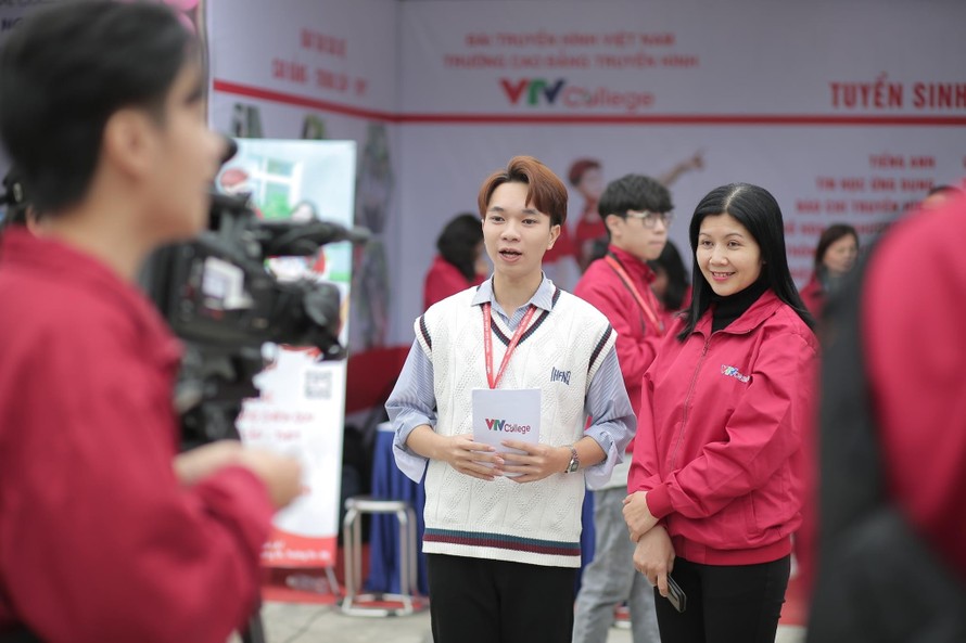 Sinh viên Nguyễn Anh Tuấn đang thực hành tác nghiệp