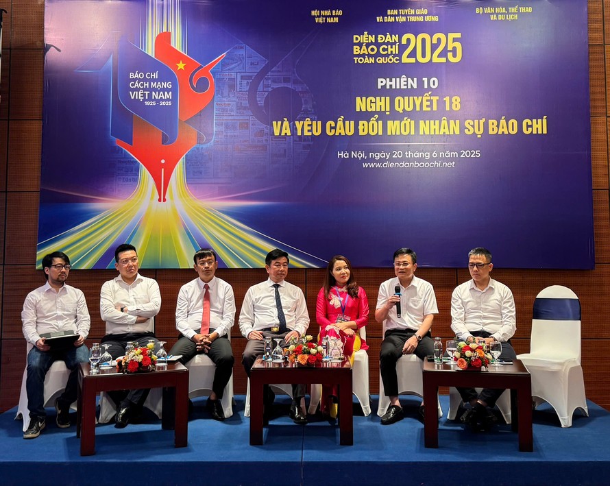 Các chuyên gia, diễn giả phiên thảo luận 10 với chủ đề "Nghị quyết 18 và yêu cầu đổi mới nhân sự báo chí"