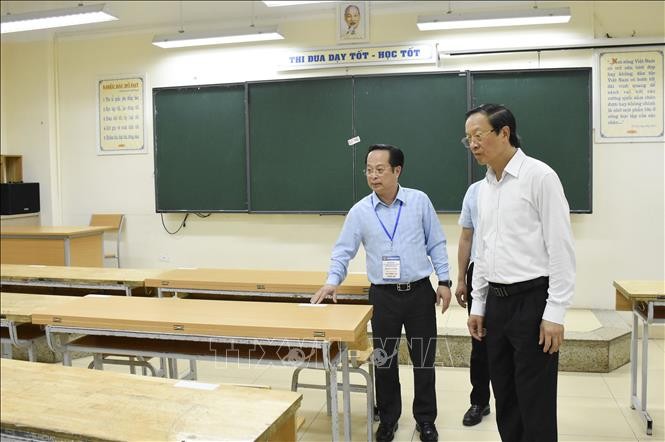 Ông Phạm Ngọc Thưởng, Thứ trưởng Thường trực Bộ Giáo dục và Đào tạo, Trưởng Ban chỉ đạo cấp quốc gia Kỳ thi Tốt nghiệp THPT năm 2025 kiểm tra điểm thi Trường THCS Trưng Vương (quận Hoàn Kiếm, Hà Nội). Ảnh: Nguyễn Cúc/TTXVN