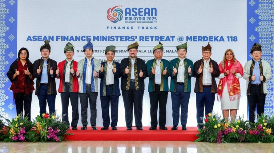 Hội nghị Bộ trưởng Tài chính và Thống đốc Ngân hàng Trung ương ASEAN lần thứ 12 tại Malaysia, đoàn đại biểu Bộ Tài chính Việt Nam do Bộ trưởng Nguyễn Văn Thắng dẫn đầu và đoàn đại biểu Ngân hàng Nhà nước do Phó Thống đốc Nguyễn Đức Cảnh dẫn đầu đã có nhiều đóng góp tại hội nghị. 