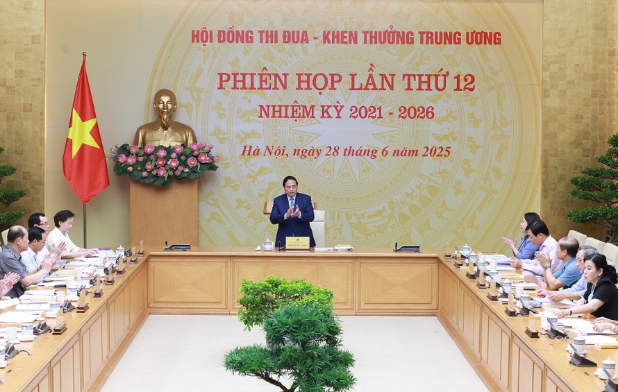 Thủ tướng Phạm Minh Chính ghi nhận, biểu dương các bộ, ban, ngành, địa phương, tổ chức, đoàn thể đã hưởng ứng, phát động, triển khai thiết thực, hiệu quả các phong trào thi đua. Ảnh: VGP/Nhật Bắc