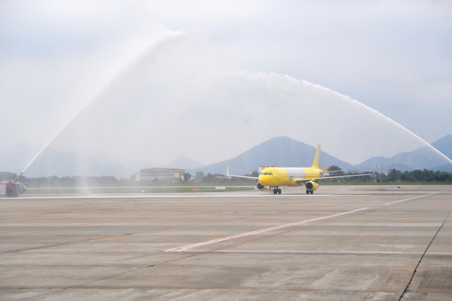 Nghi thức phun vòi rồng (Water salute) chào đón chiếc máy bay đầu tiên do Vietravel Airlines sở hữu