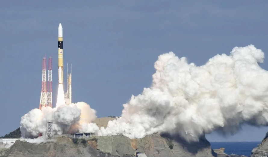 Tên lửa H2A mang theo vệ tinh quang học Kogaku-8 rời bệ phóng tại Trung tâm Vũ trụ Tanegashima ở tỉnh Kagoshima (Nhật Bản), ngày 12/1/2024.