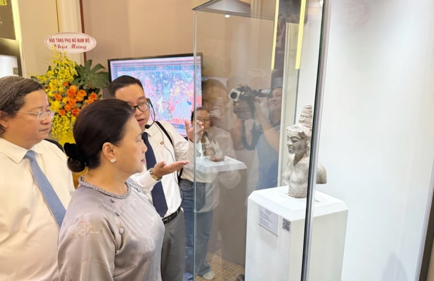 Nguyên Chủ tịch Quốc hội Nguyễn Thị Kim Ngân và các đại biểu tham quan trưng bày chuyên đề. 