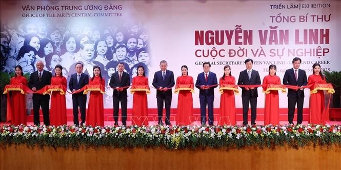 Tổng Bí thư Tô Lâm và các đại biểu cắt băng khai mạc Triển lãm "Tổng Bí thư Nguyễn Văn Linh - Cuộc đời và sự nghiệp". Ảnh: TTXVN