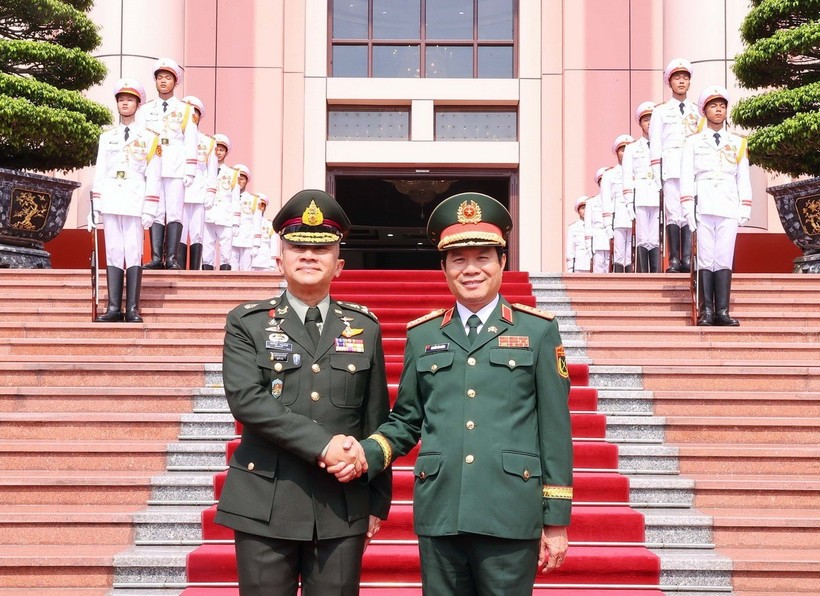 Đại tướng Nguyễn Tân Cương và Đại tướng Songwit Noonpackdee tại lễ đón. Ảnh: Trọng Đức/TTXVN
