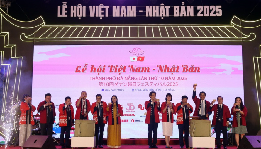 Đại biểu thực hiện nghi thức đập, mời rượu để khai mạc Lễ hội. Ảnh: Trần Lê Lâm/TTXVN