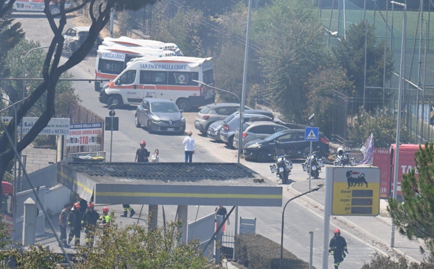 Lực lượng chức năng làm nhiệm vụ tại hiện trường vụ nổ trạm xăng ở Rome, Italy.