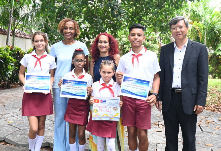 Đại sứ Việt Nam Lê Quang Long cùng các học sinh đạt giải. 