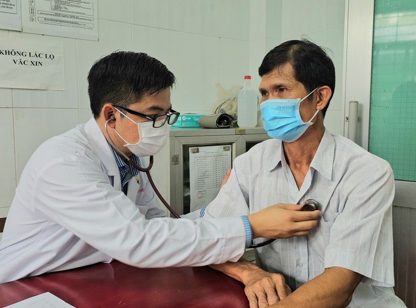 Các y, bác sĩ tư vấn sức khỏe cho người dân. 