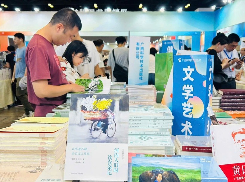 Bản tiếng Trung của cuốn sách “Người Hà Nội, chuyện ăn, chuyện uống một thời” được giới thiệu tại Tuần lễ Sách văn hóa Trung Quốc-Đông Nam Á.