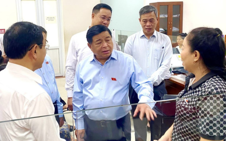 Phó Thủ tướng Nguyễn Chí Dũng kiểm tra tình hình tổ chức vận hành chính quyền hai cấp tại phường Đồng Hới, tỉnh Quảng Trị