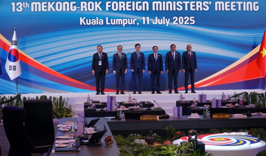 Phó Thủ tướng, Bộ trưởng Ngoại giao Bùi Thanh Sơn (thứ ba, bên phải) chụp ảnh tại Hội nghị Bộ trưởng Ngoại giao Hợp tác Mekong-Hàn Quốc lần thứ 13. 