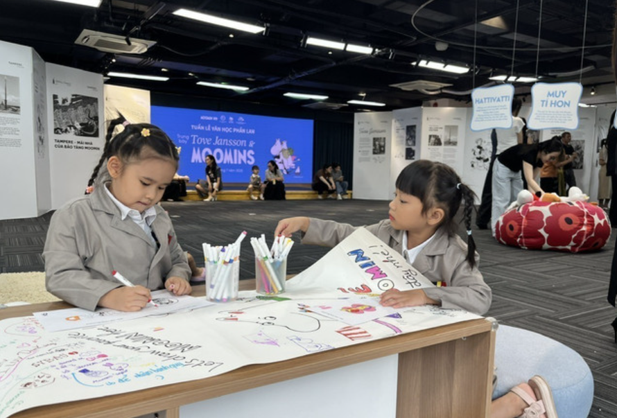 Các em nhỏ tham gia vẽ tranh tại Chương trình