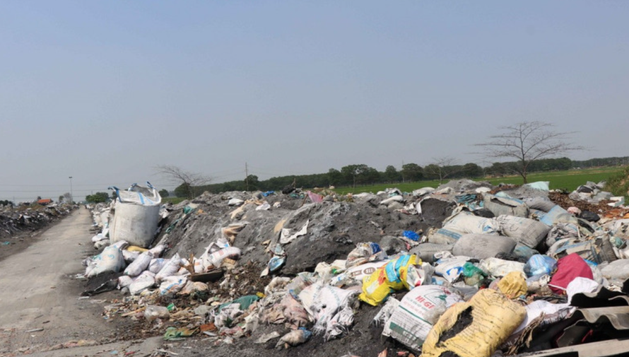 Bãi tập kết xỉ nhôm tại làng nghề Văn Môn, huyện Yên Phong, tỉnh Bắc Ninh. 