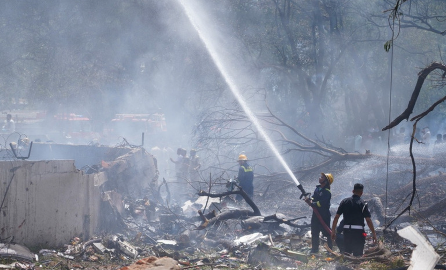 Hiện trường vụ tai nạn máy bay của hãng Air India ở Ahmedabad, bang Gujarat, Ấn Độ. 