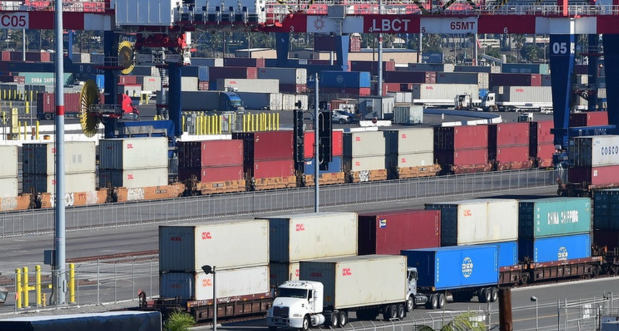 Container hàng hóa được bốc dỡ tại cảng Long Beach ở California, Mỹ