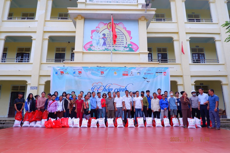 CLB Tình nguyện Vì cộng đồng Little Hearts tặng quà an sinh cho bà con tại xã Nga My