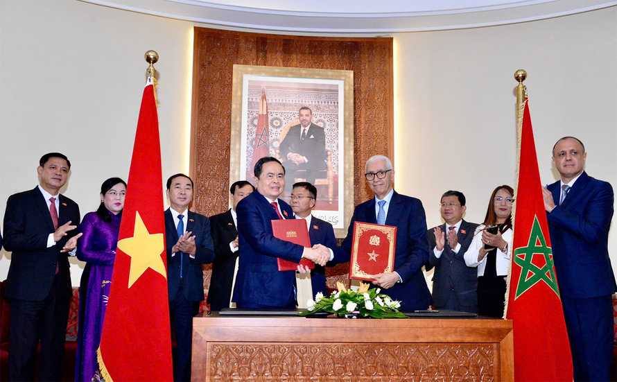 Chủ tịch Quốc hội Trần Thanh Mẫn và Chủ tịch Hạ viện Morocco Rachid Talbi Alami ký Thỏa thuận hợp tác giữa Quốc hội Việt Nam và Hạ viện Morocco.