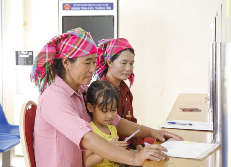 Đồng bào dân tộc Hà Nhì làm thủ tục tại Trung tâm phục vụ hành chính công xã biên giới Sín Thầu, tỉnh Điện Biên.