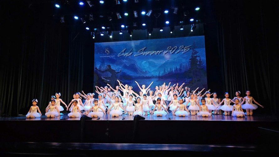 Các em nhỏ trong phần trình diễn vở ballet kinh điển Hồ Thiên Nga