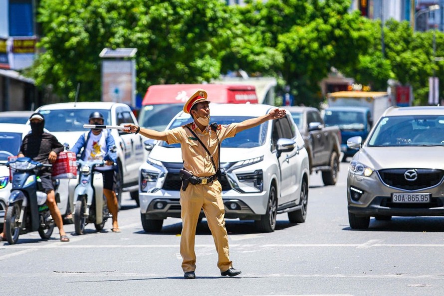 Lực lượng CSGT phân luồng giao thông