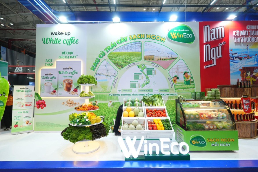 Gian hàng trưng bày bắt mắt của WinEco tại Vietfood 2025, nổi bật với các sản phẩm rau củ quả sạch từ nông trường công nghệ cao.