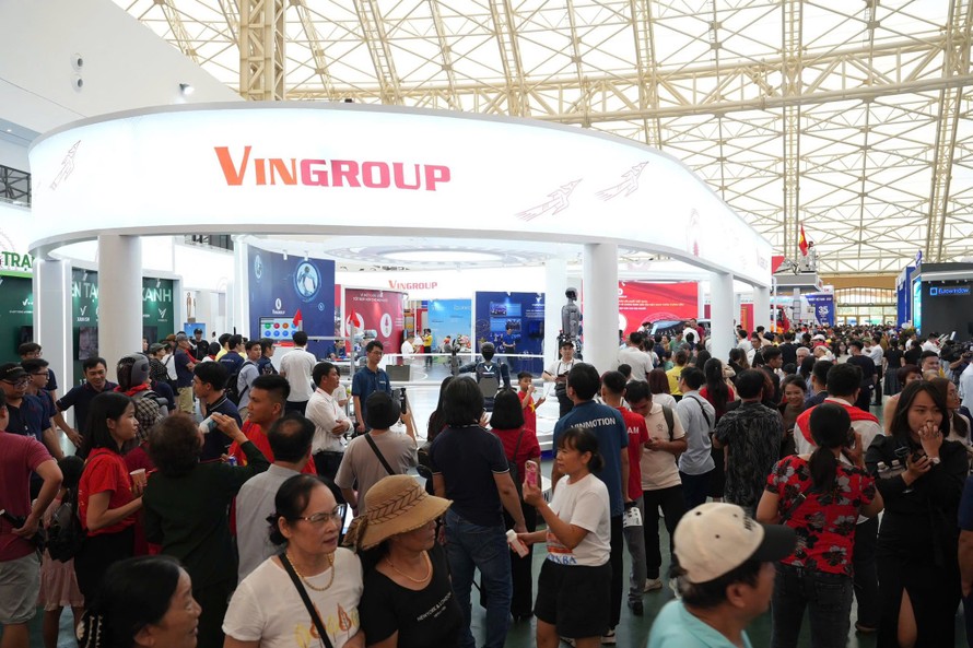VEC đón hơn 230.000 khách ngay trong ngày khai mạc Triển lãm Thành tựu đất nước